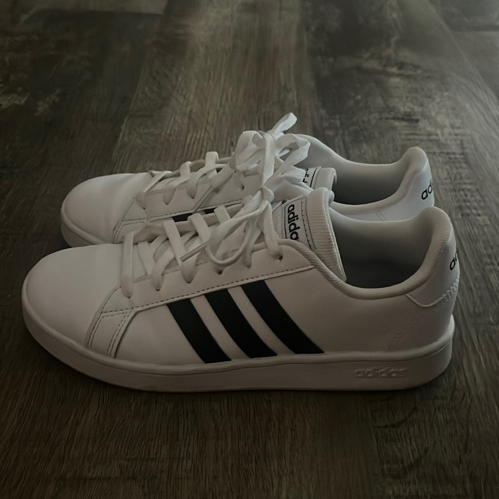 Women’s 3 Stripe Adidas Sneakers 👟
